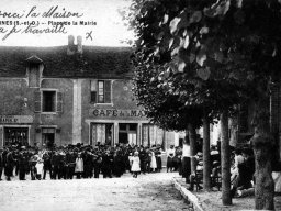 Villageois place de la Mairie