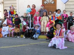 Défilé des enfants à la fête du village